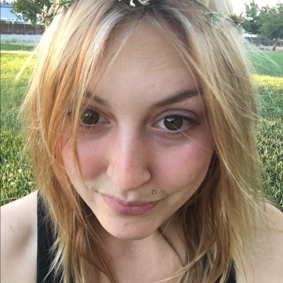 Meet your Posher, Caitlin - Picture 4 of 4